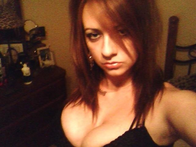 8P Real babe takes off bra and photographs huge melons