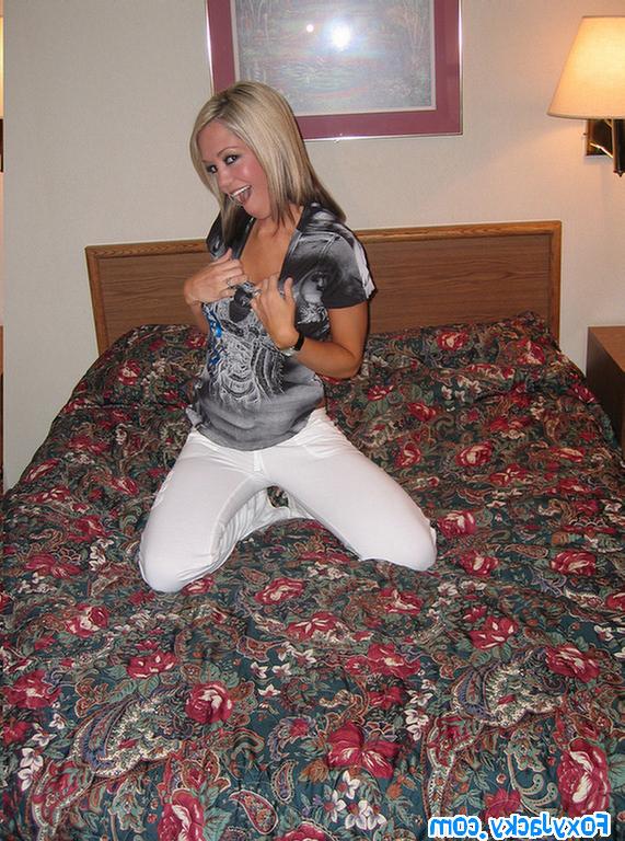 15P Foxy Jacky playing with herself in her hotel room