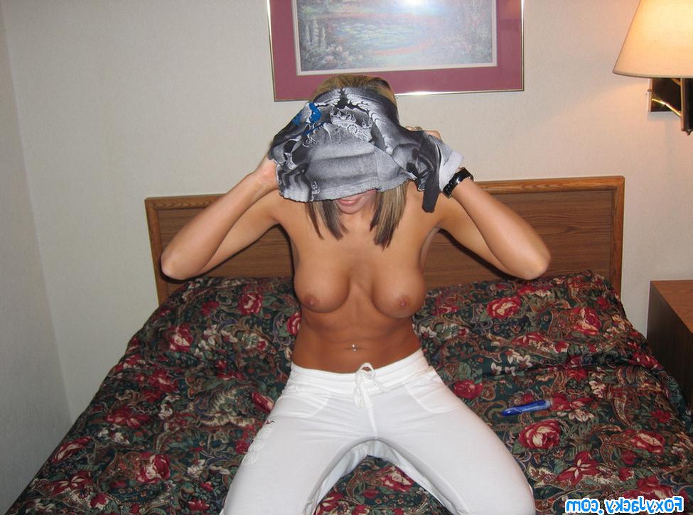 15P Foxy Jacky playing with herself in her hotel room
