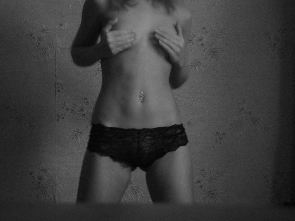 8P Cute teen girlfriend making a strip show