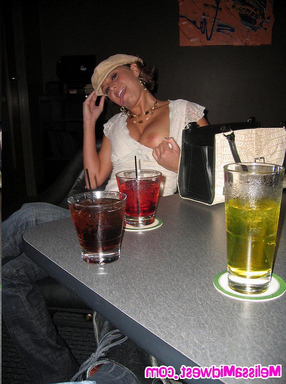15P Melissa Midwest loves to suck dick inside a local bar