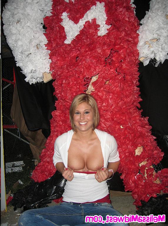 15P Melissa Midwest loves to suck dick inside a local bar