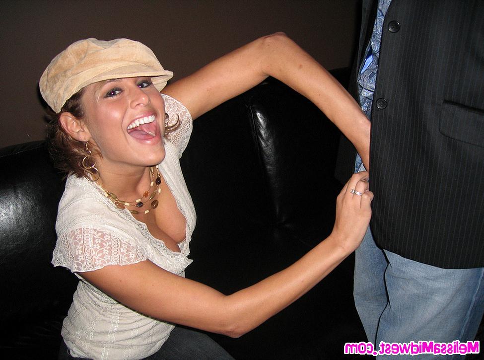 15P Melissa Midwest loves to suck dick inside a local bar