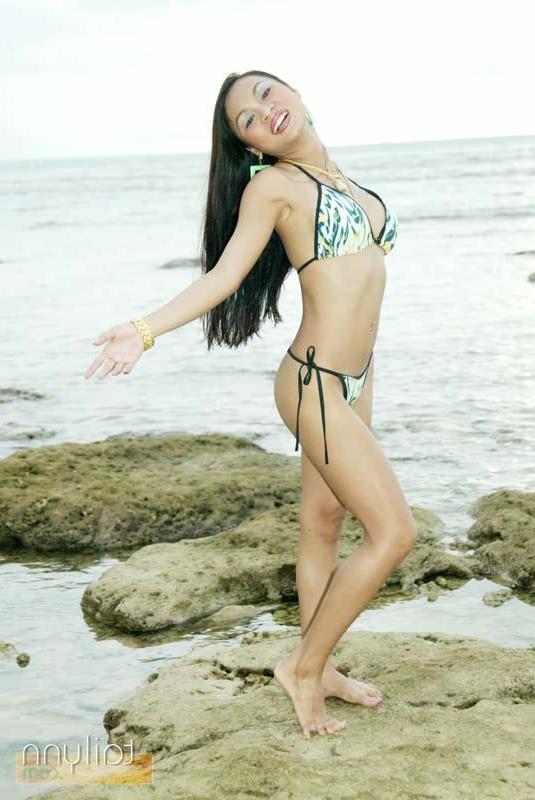 15P Asian cutie Tailynn posing on a Thai Beach
