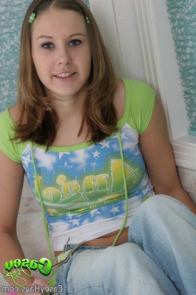 18P Nude chick Casey Hays enjoys taking a nice buble bath on tub
