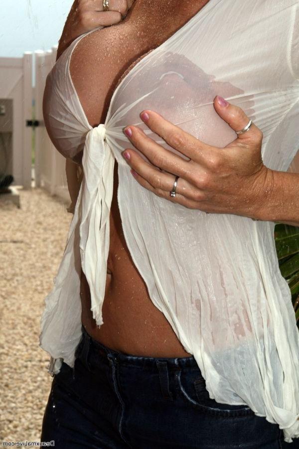 12P Lusty Deauxma Shampoo Shower Outdoor    Busty MILF