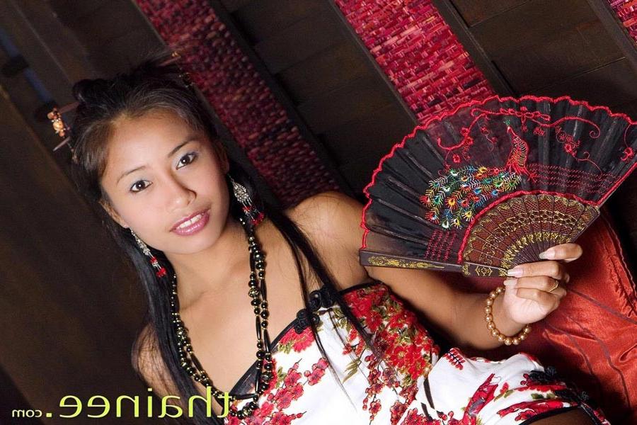 15P Thainee posing as a sweet Thai princess
