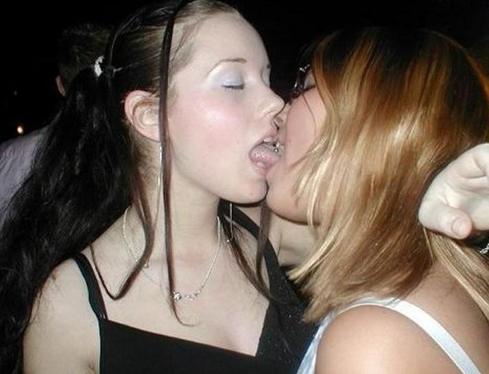 16P Hot photos of sexy girls kissing