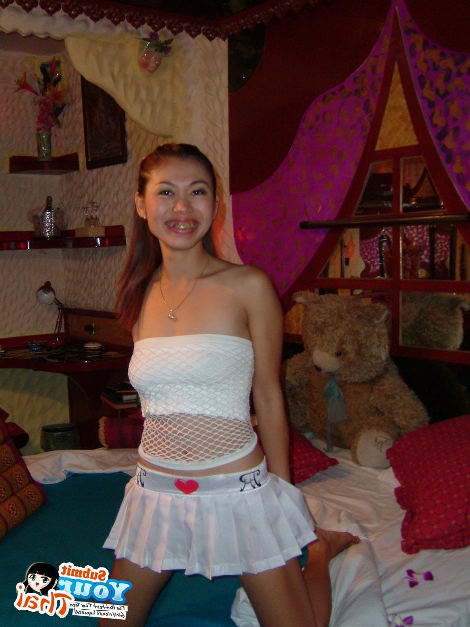 16P Thai barslut posing in her gogo outfit