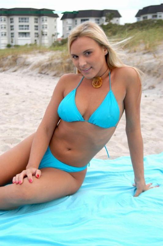 20P Beach goddess unwraps her boyfriend