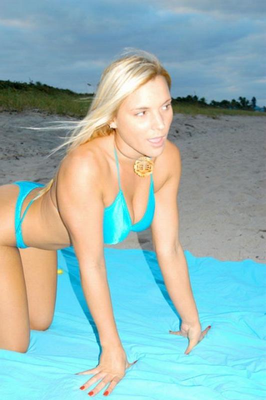 20P Beach goddess unwraps her boyfriend