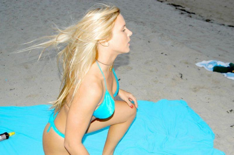 20P Beach goddess unwraps her boyfriend