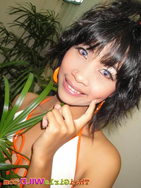 16P Thai GF posing and getting naked for her boyfriend caught on cam
