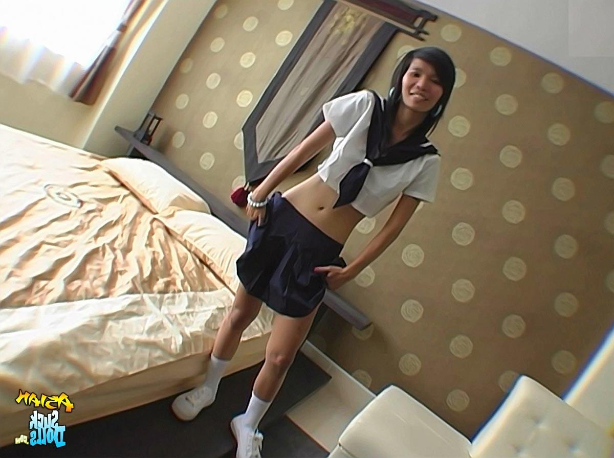 15P Thai schoolgirl Puy upclose blowjob pics