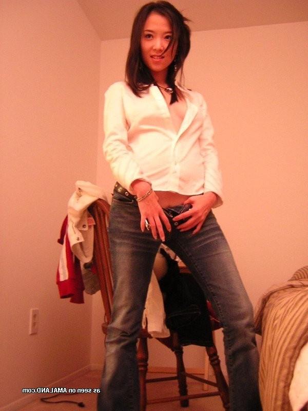 15P Amateur Korean teen girlfriend self shooting naked body at home
