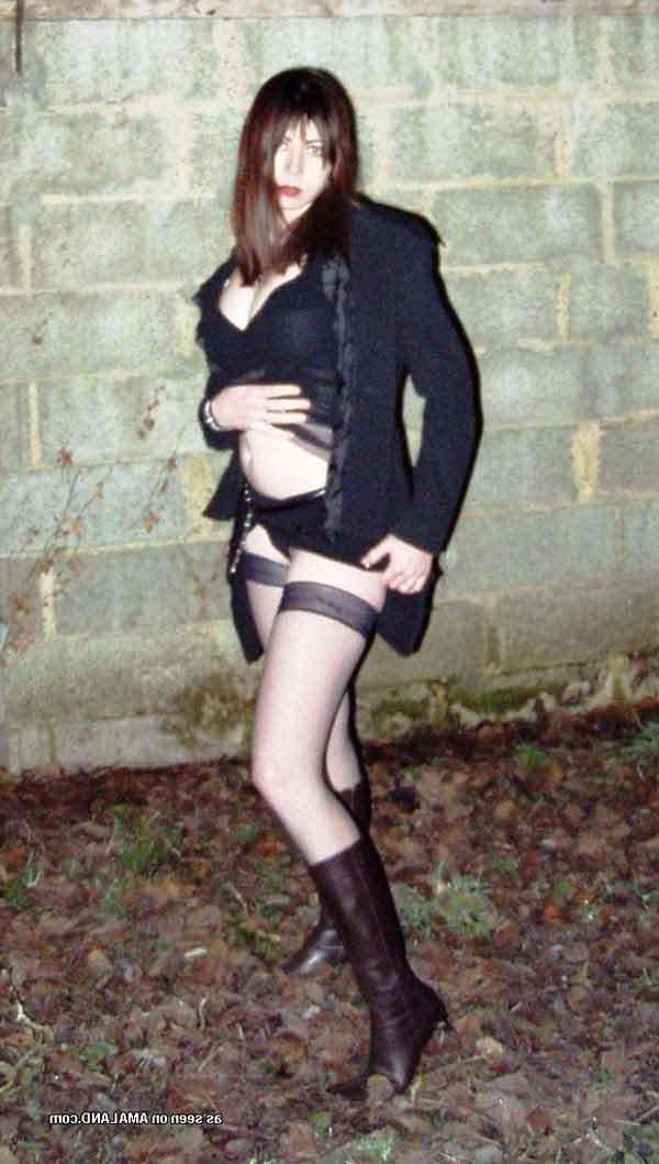 15P MILF posing outdoors