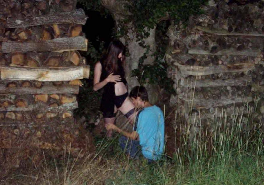 15P MILF posing outdoors