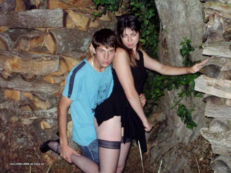 15P MILF posing outdoors