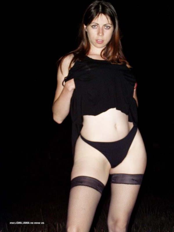 15P MILF posing outdoors