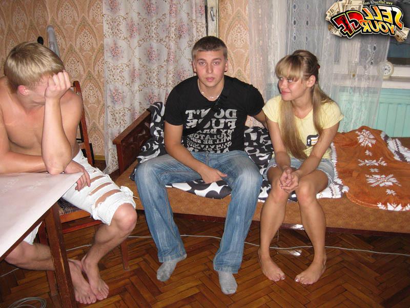 14P One pal looks at stranger banging his GF for some cash