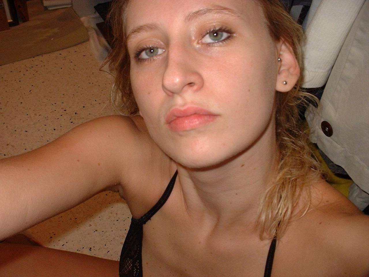 15P MILF posing nude