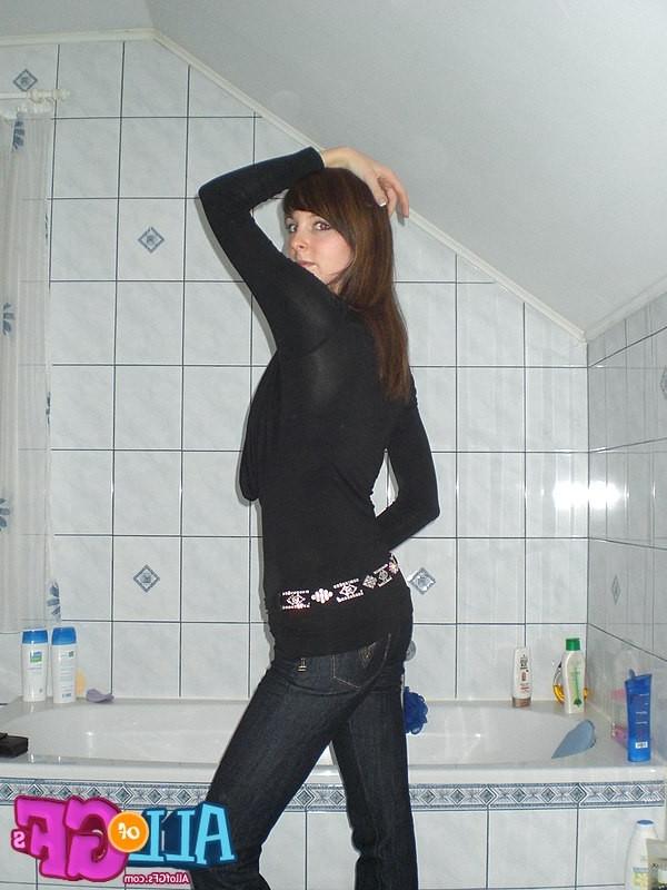 12P Girl friend pics made as she strips
