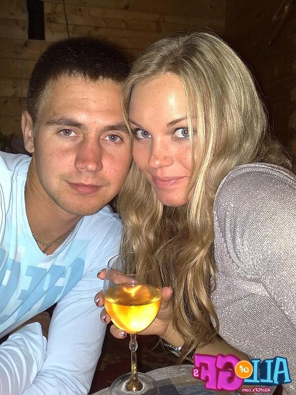 12P Beautiful naked girl friend shots