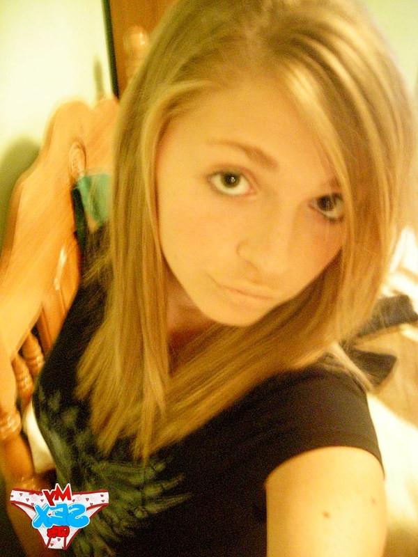 12P Nude girl friend pics were made by her cell phone