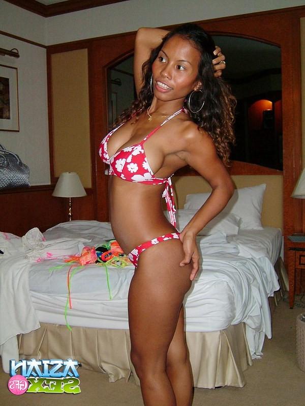 12P Pretty asian bikini girl shows her sexy body