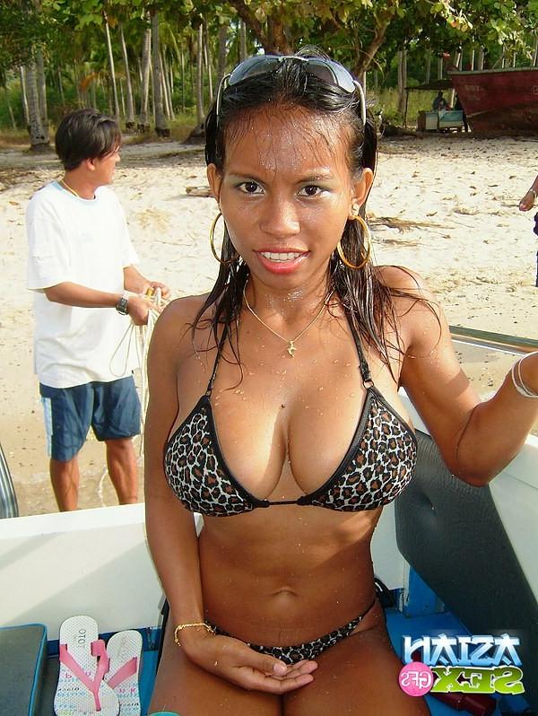 12P Pretty asian bikini girl shows her sexy body