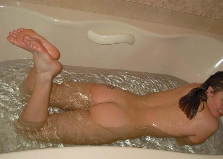 15P MILF in a bath tub