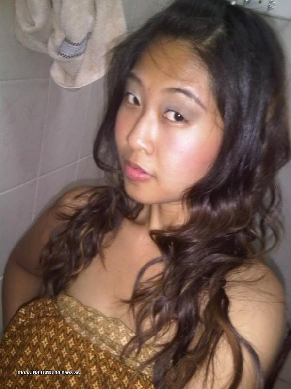 10P Horny amateur Thai GF displays her breasts