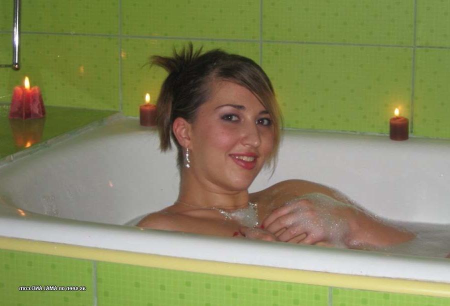 15P MILF in bath tub