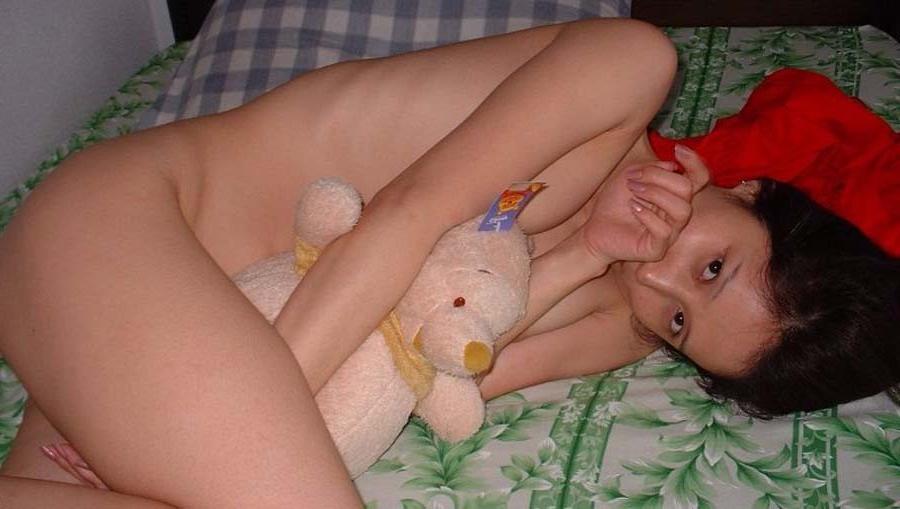 10P Pictures of a naked amateur thai slut