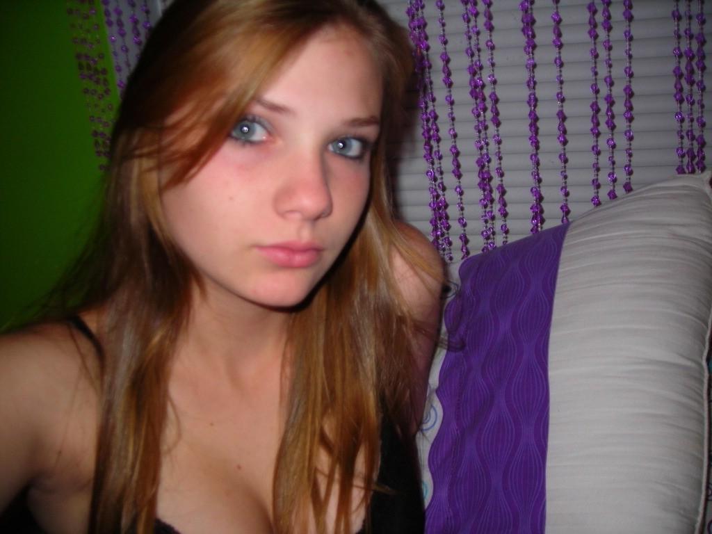 16P Hot photos of sexy girls kissing