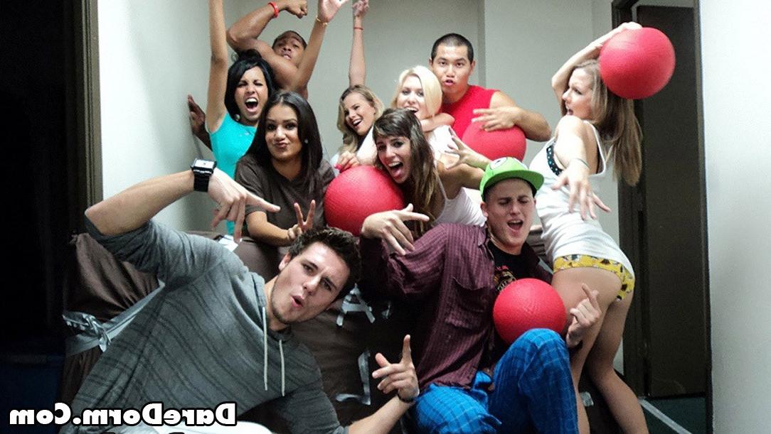 12P Hot amatuer teen college dorm girls getting it on threesome