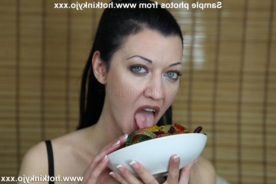 15P HOTKINKYJO PUT JELLY AND BOTTLE IN HER ASS THEN GAPE AND PUSH HER ROSE