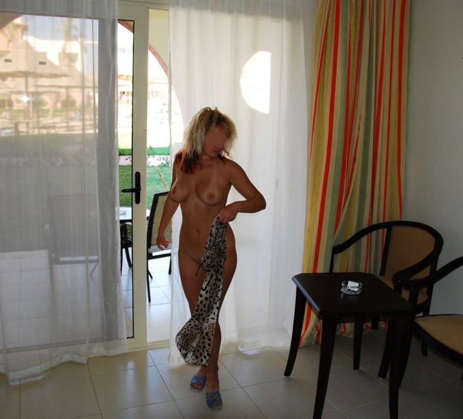 16P Hot photos of sexy girls kissing