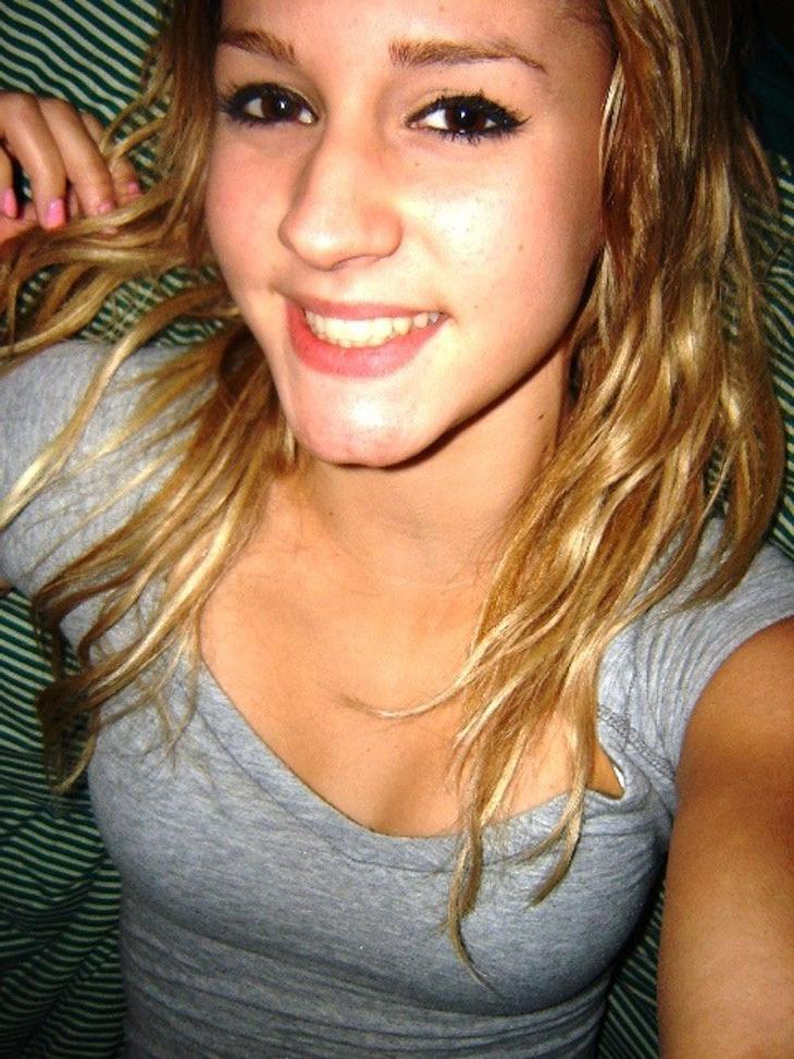 16P Hot photos of sexy girls kissing