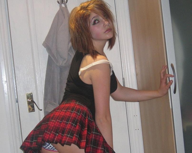 16P Photos of a gothic babe posing in her room