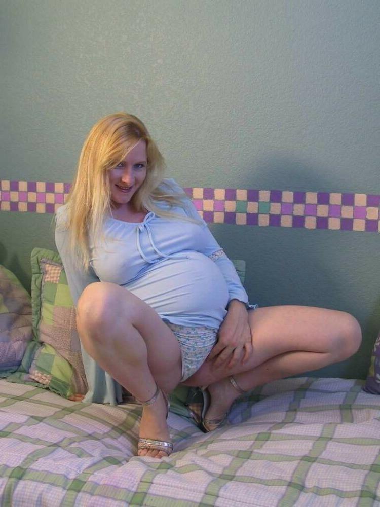 15P Pregnant Girlfriends posing and fucking