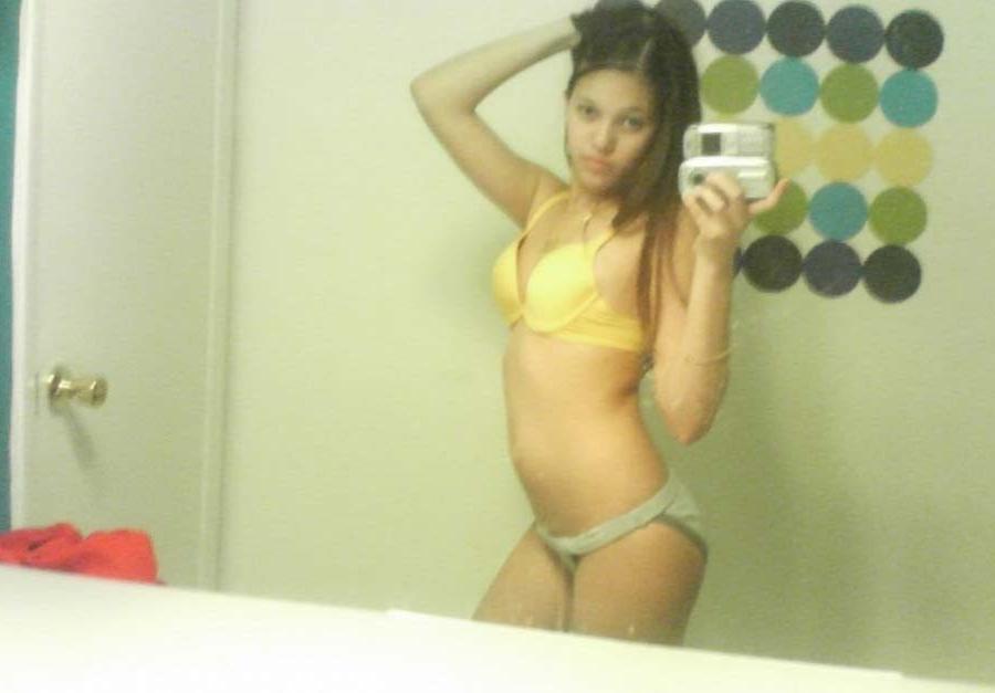 15P Sexy amateur Mexican babe camwhoring
