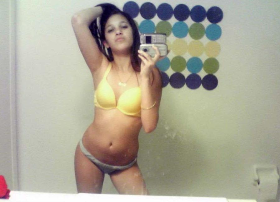 15P Sexy amateur Mexican babe camwhoring