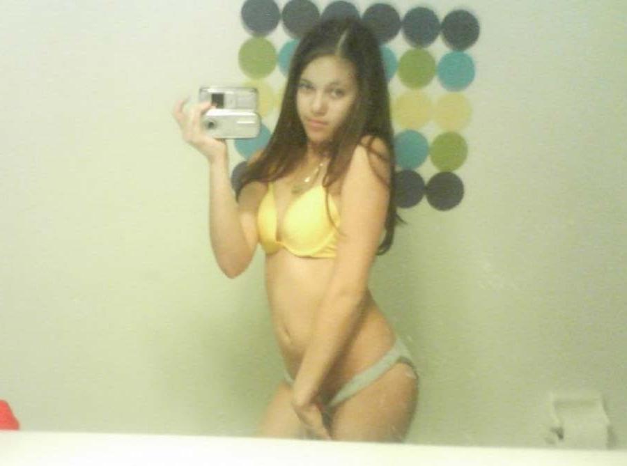 15P Sexy amateur Mexican babe camwhoring