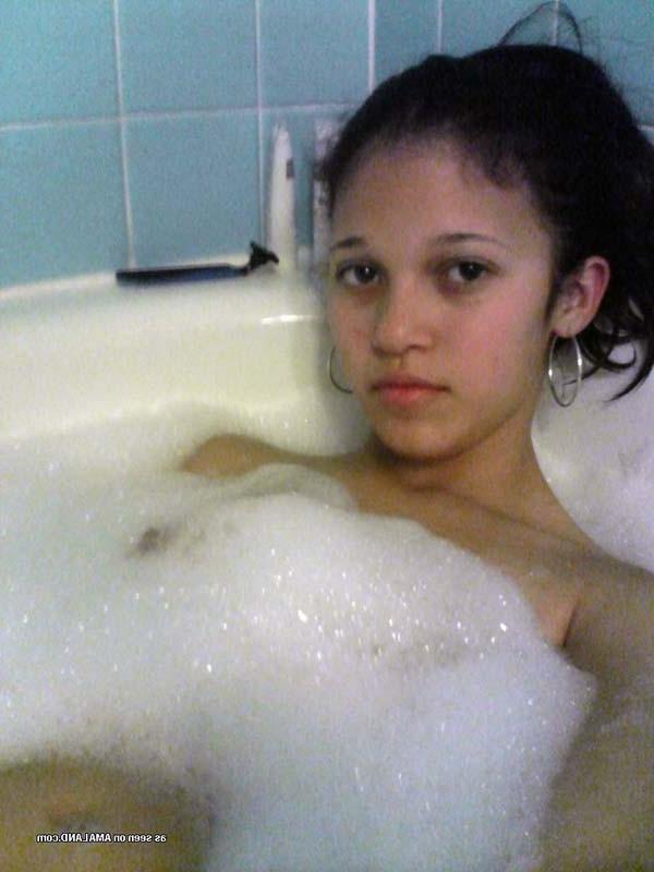 15P Sexy amateur Mexican babe camwhoring
