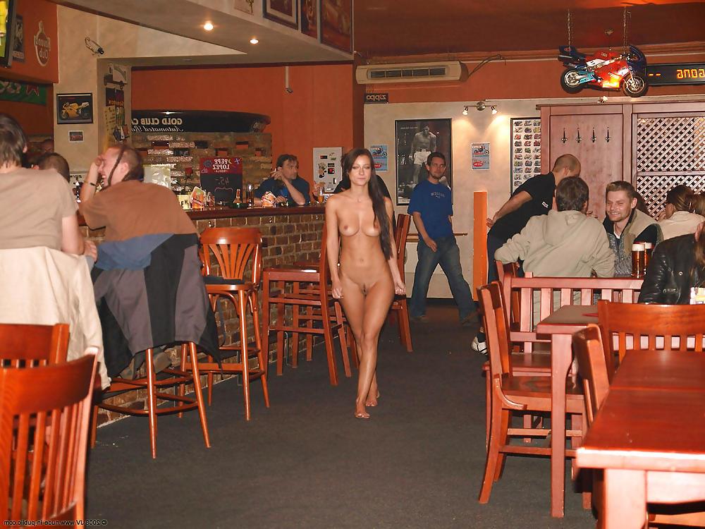 11P Melisa in bar
