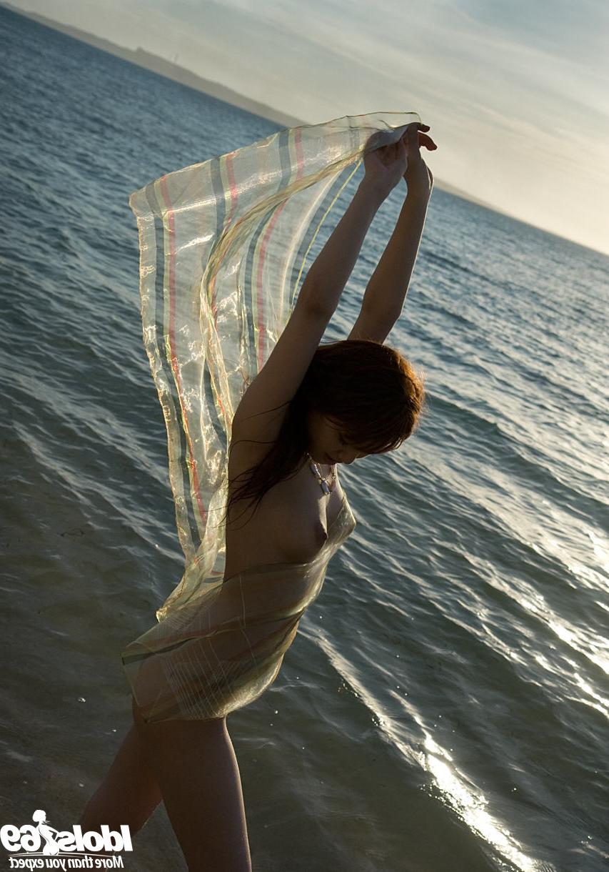 11P Seaside Japanese Beauty