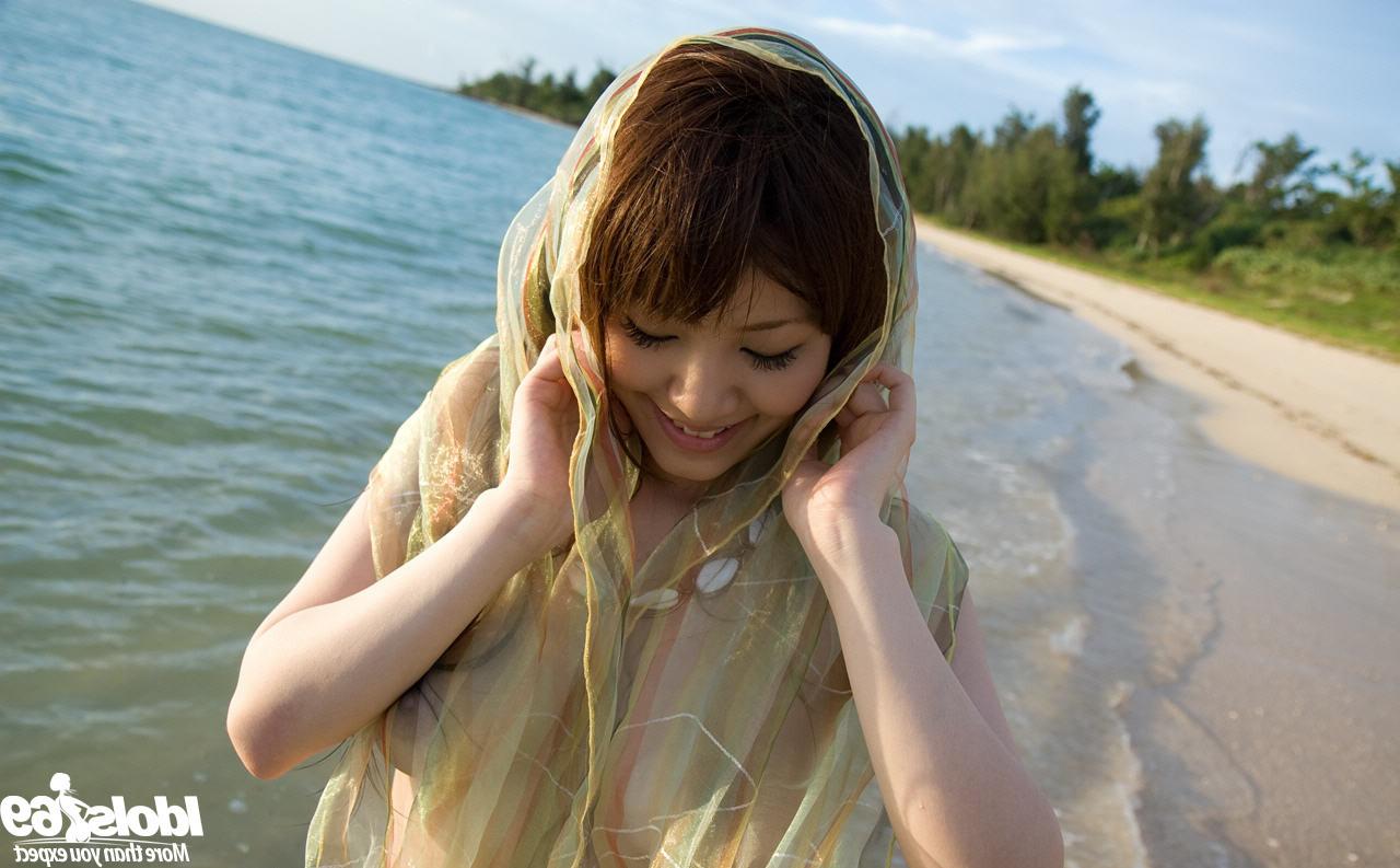 11P Seaside Japanese Beauty