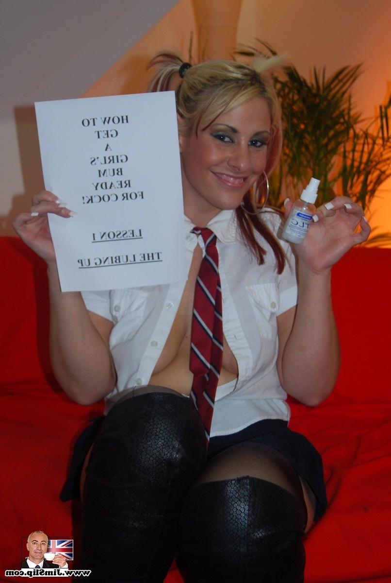 4P Girl gets her loose ass ready for some good anal pounding