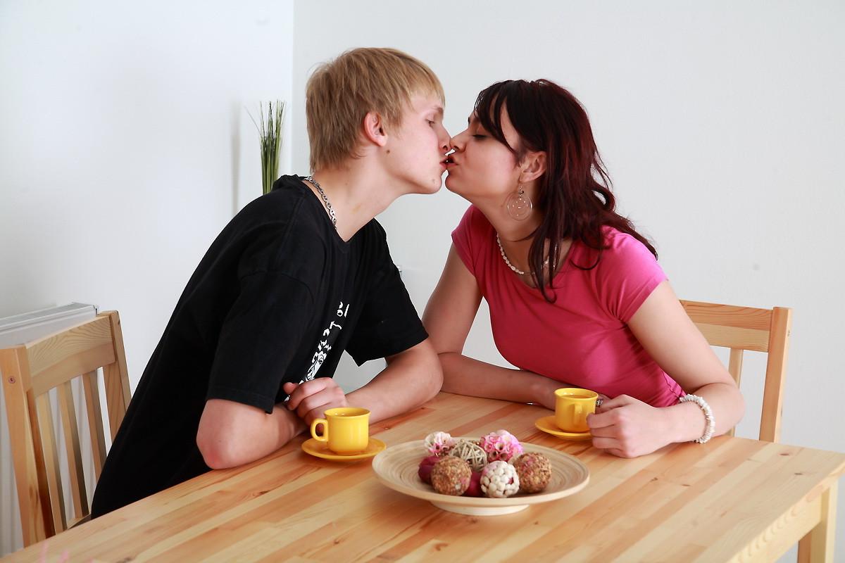 10P Sexy babe cheating on her boyfriend with her cousin!